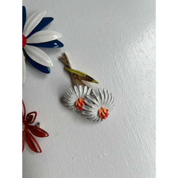 Vintage Jewelry lot of Christmas Brooch, Trifari Stick Pin and Other - Picture 7 of 10